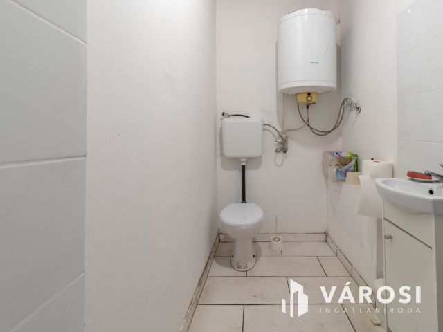 600 m2-es raktár polcrendszerrel, irodával, mosdóval kiadó