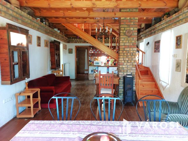 Toszkán hangulatú VíZPARTI HÁZ fürdőövezetben, napelemekkel