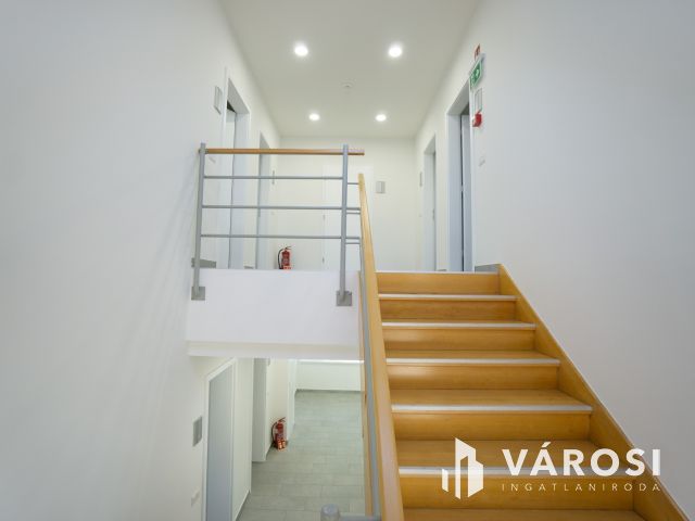 Kiadó iroda egy megújuló irodaházban