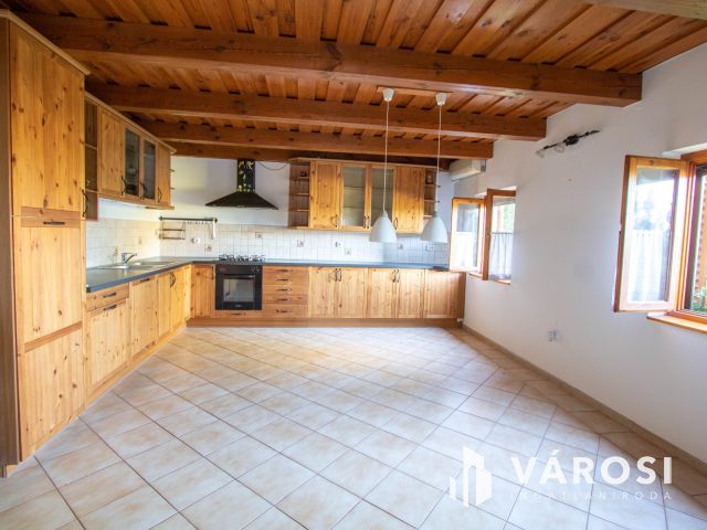 Eladó egy pazar ház és hozzá egy nem mindennapi birtok.