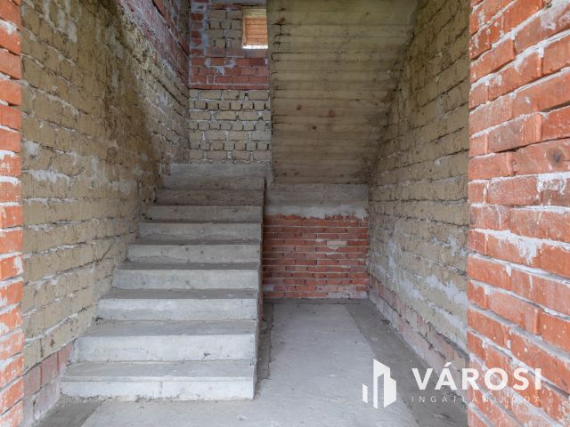 Tágas otthon lehetősége Újiráz központjában