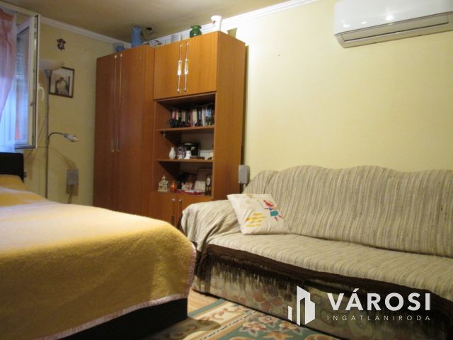 Teljesen felújított családi ház csendes utcában