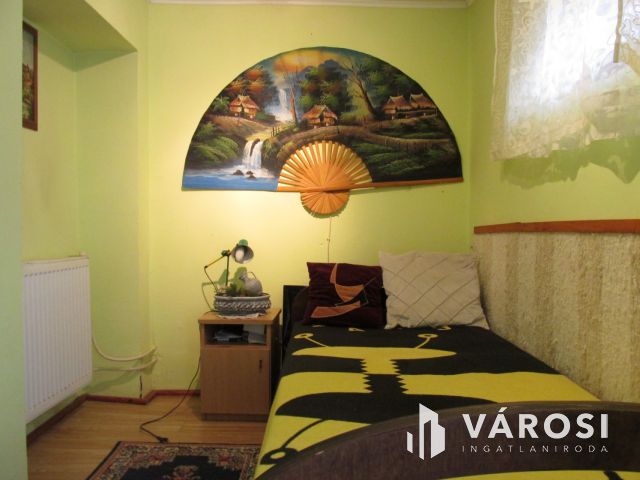 Teljesen felújított családi ház csendes utcában