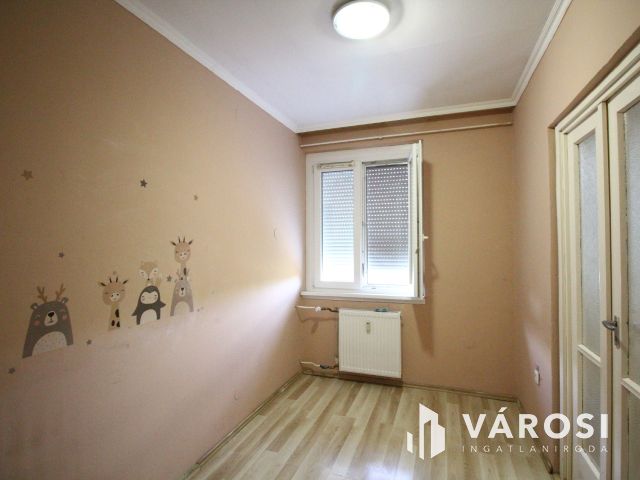 Orosházán a belvárosban 3 szobás panelt kínálok.