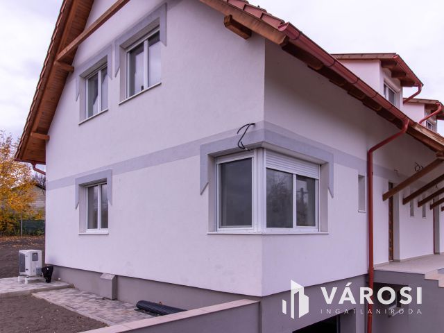 Új Építésű, A+++ Energiabesorolású Ikerház Fél Zsámbékon