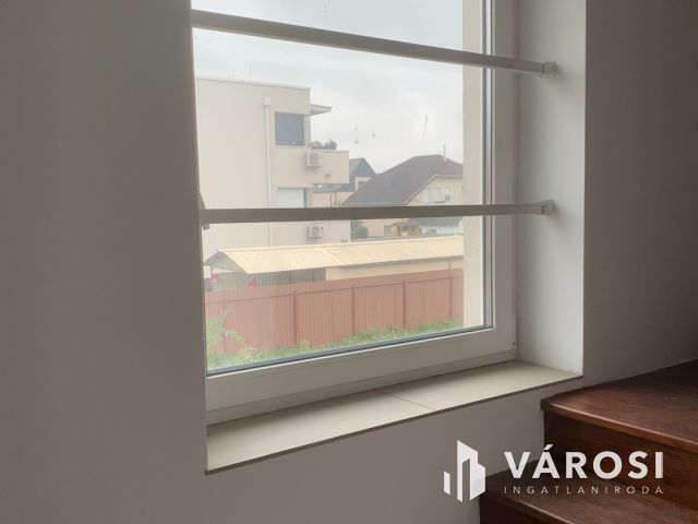 Egy  új, impozáns lakás eladó.