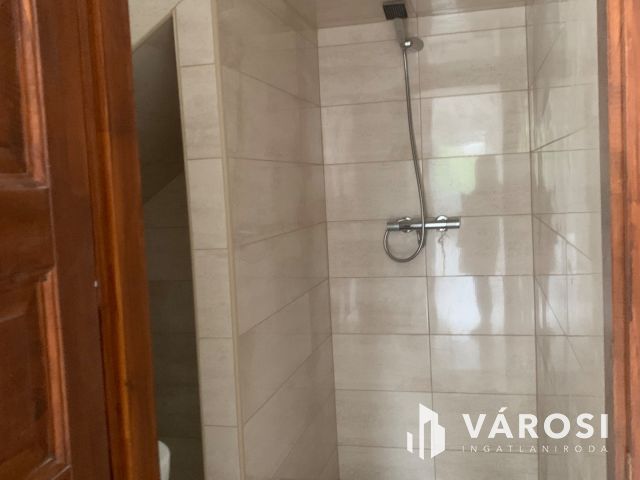 Egy  új, impozáns lakás eladó.