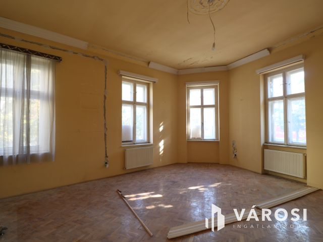 Felújítandó 95 nm-es lakkás.