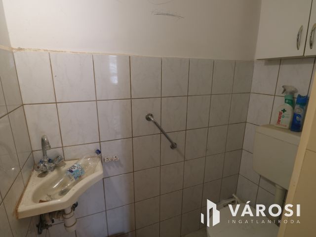 Felújítandó 95 nm-es lakkás.