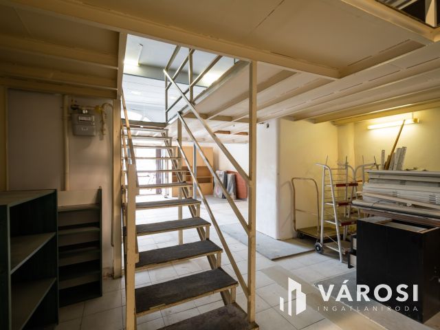 Utcai bejáratos, fém galériás iroda eladó