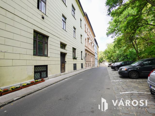 Remek elhelyezkedéssel a Váralja utcában!