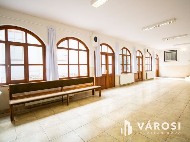 Többfunkciós komplexum Orosháza központjában