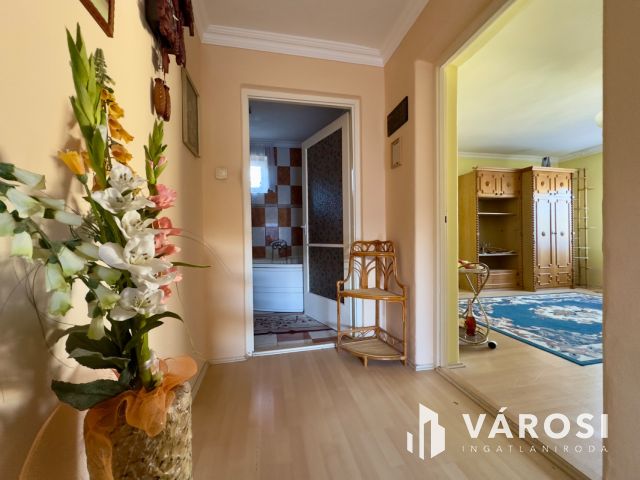 Bárna csendes utcájában jó állapotú családi ház eladó!