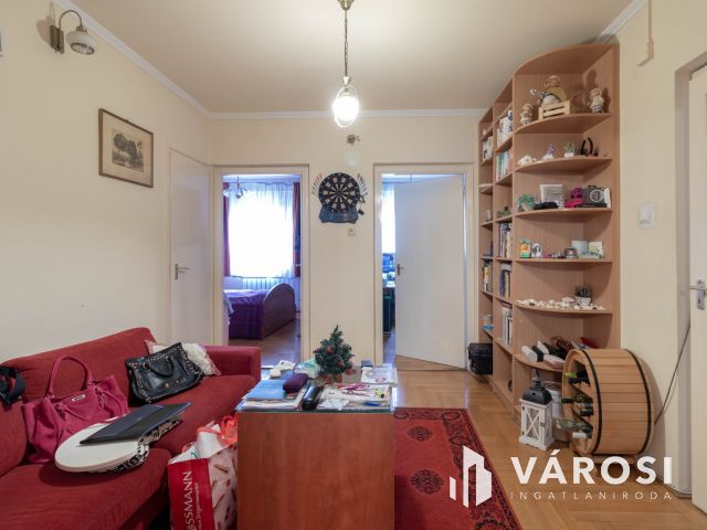 67 m2-es, 3 szobás, étkezős, erkélyes, jó állapotú lakás