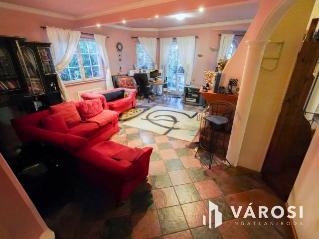 Újszerű családi ház Érden!