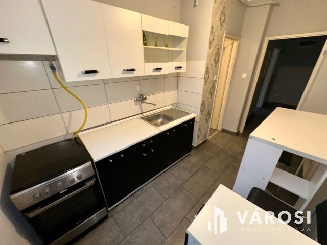 Acélgyári úton 4. emeleti, felújított, erkélyes lakás eladó!