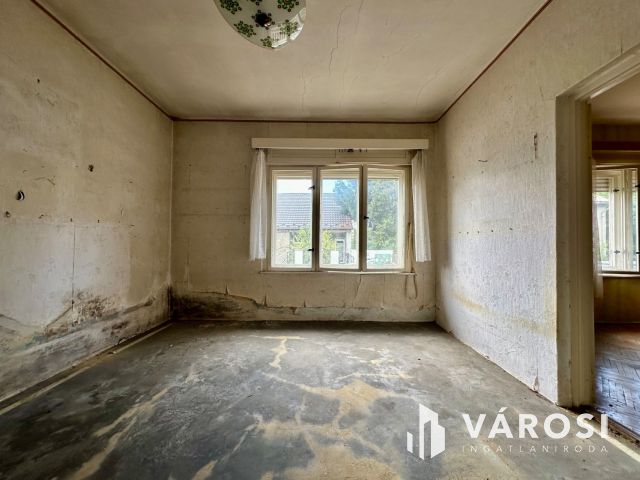 Csendes kertvárosi utcában felújítandó családi ház eladó!