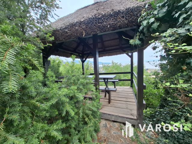 Badacsonyi nyaraló teljes és örök balatoni panorámával eladó