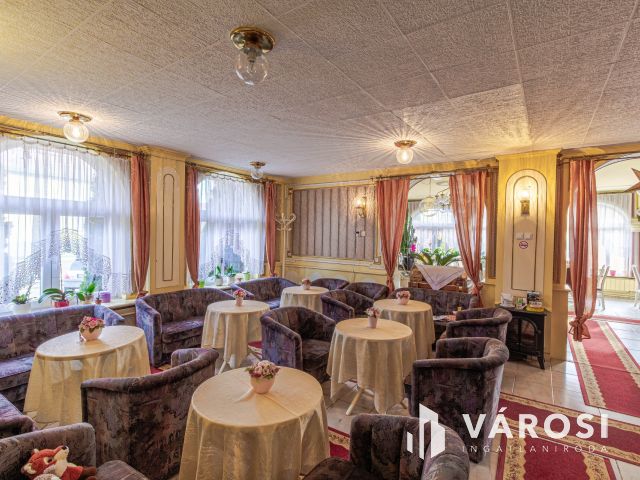 Panzió vagy akár társasház + egy 100 m2-es ház