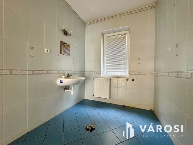 Alkotmány úton földszinti, utcai bejáratos iroda kiadó!