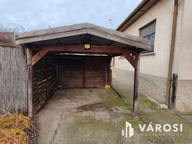 Társasházi lakás 200 m2-es kertrésszel Hatvanban!