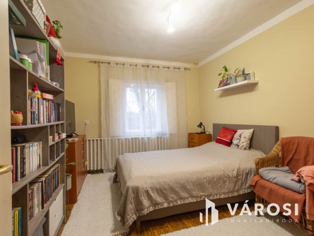 Baktói családi ház garázzsal és nagy telekkel