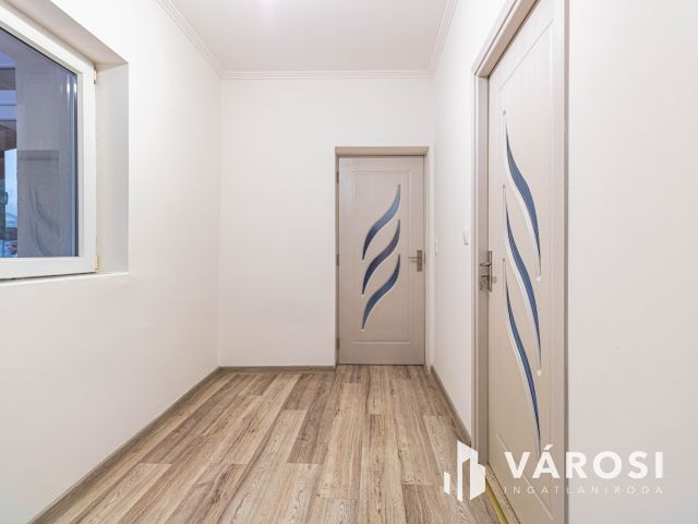 Gyula belvárosában felújított családi ház eladó.