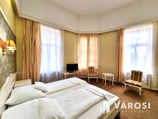 Kétszintes szállodai komplexum Békéscsaba szívében