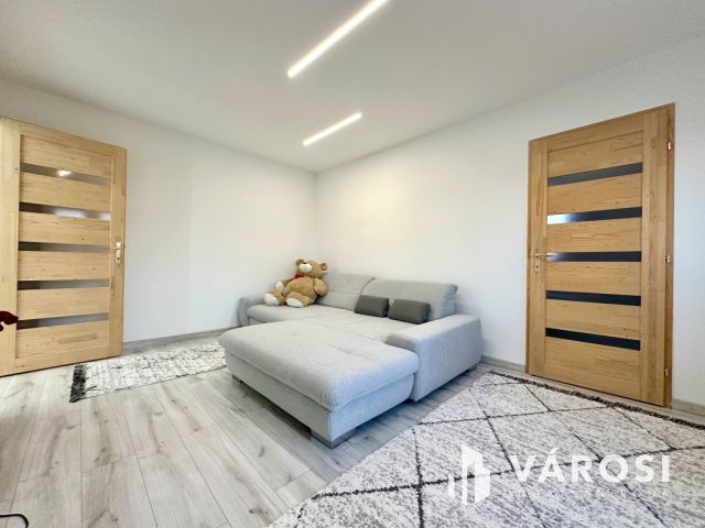 Szerpentin út felső részén felújított lakás eladó!