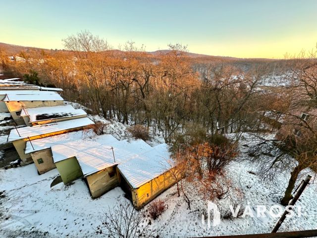 Szerpentin út felső részén felújított lakás eladó!