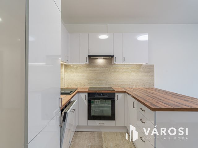 Teljesen felújított első emeleti lakás amerikai konyhával