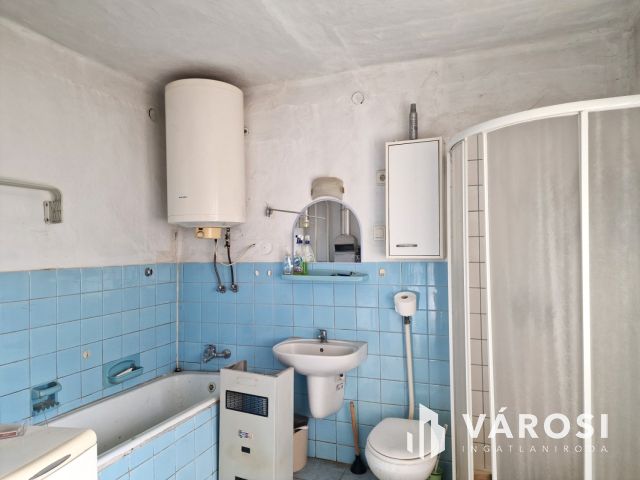 Részben felújított, stabil szerkezetű kertes ház