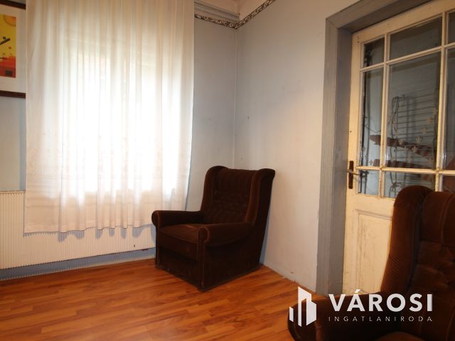 Felújítandó családiház - egy telek áráért Pomázon