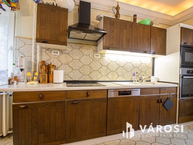 Három szintes jó állapotú családi ház dupla telken!