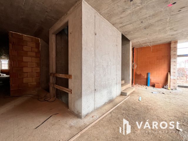 Kertkapcsolatos, modern földszinti lakás Debrecenben