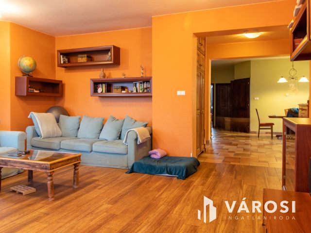 Egyszintes kényelem, exkluzív kert, időtálló minőség