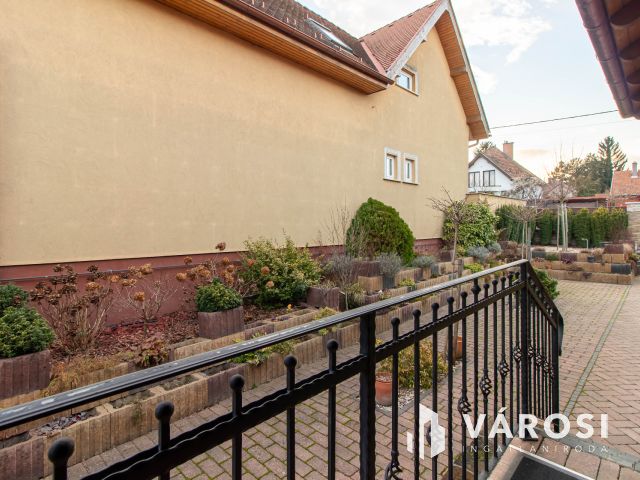 Egyszintes kényelem, exkluzív kert, időtálló minőség