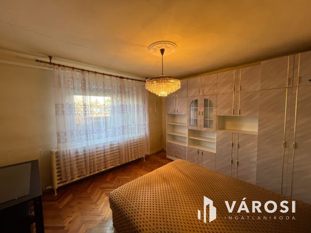 Debrecen mellett jó helyen, családi ház eladó!