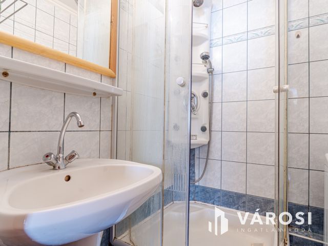 Patent lakás a lugasban