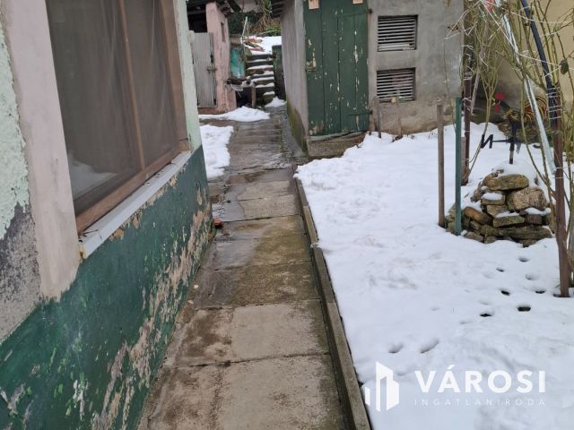 Sümegen kis családi ház várpanorámával eladó