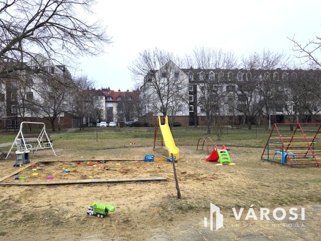 EGY LAKÁS, HÁROM  LEHETŐSÉG A VEZÉR LAKÓTELEPEN-Debrecen!