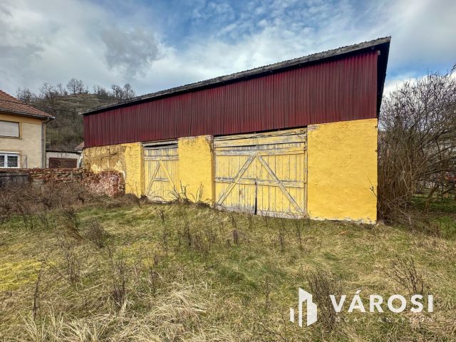 Főútvonal mellett, vállalkozásra alkalmas családi ház eladó!
