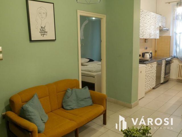 Vidám, zöld belső udvarra néző lakás kiadó a Budai Vár alatt