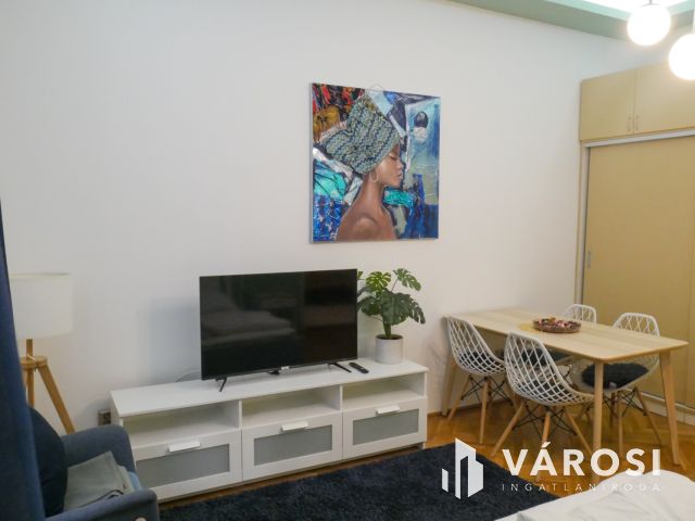 Vidám, zöld belső udvarra néző lakás kiadó a Budai Vár alatt