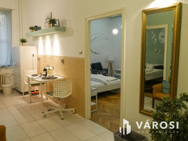 Vidám, zöld belső udvarra néző lakás kiadó a Budai Vár alatt