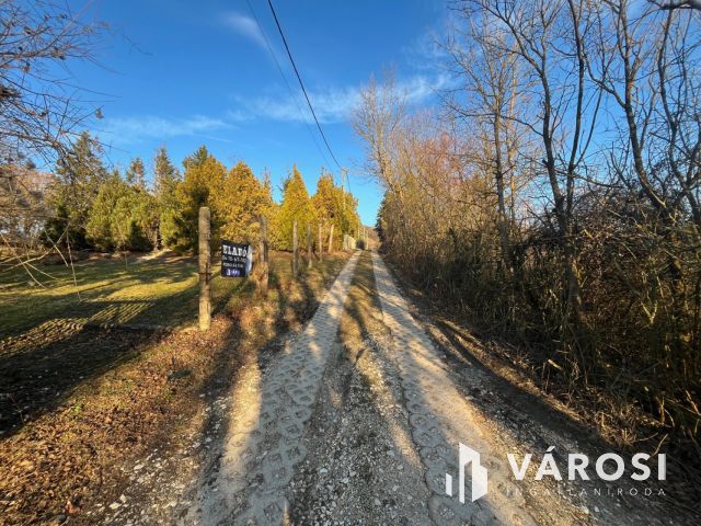Remek elhelyezkedésű telek Pomázon!