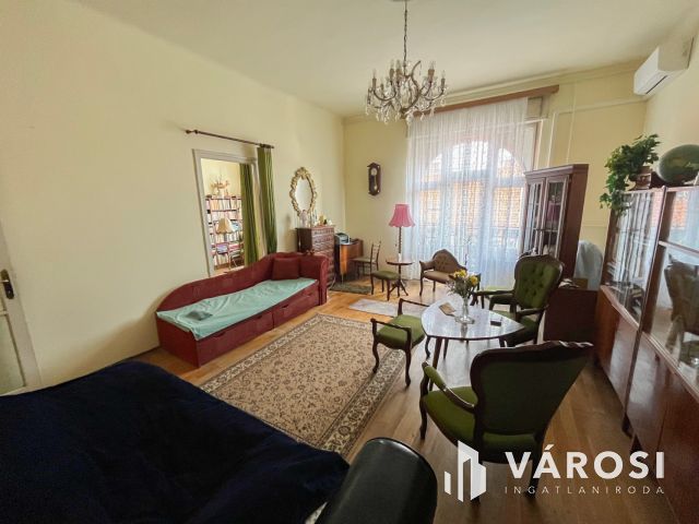 Erkélyes lakás a Rákóczi úton!