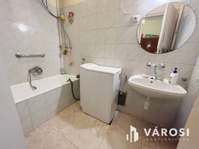 Erkélyes lakás a Rákóczi úton!