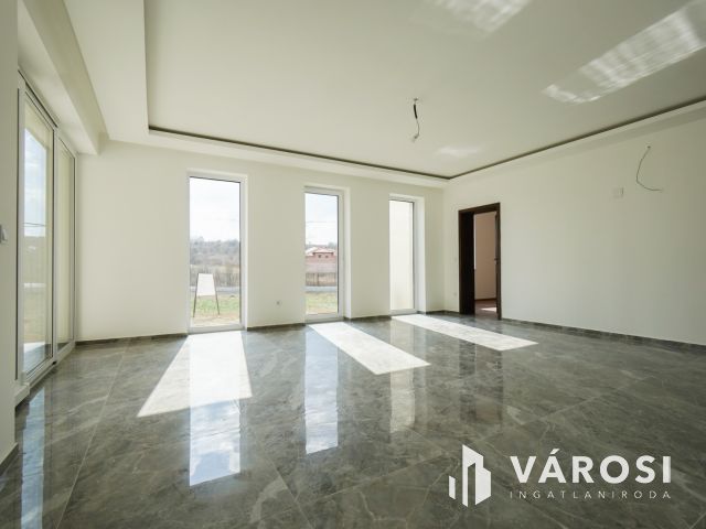 Remek ikerház maximális felszereltséggel!