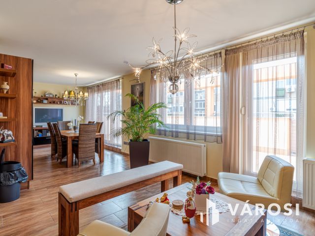 Egy dupla teraszos penthouse jellegű lakás Alsóvároson